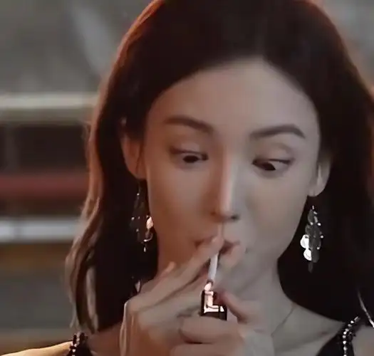 就算她平时不抽烟,演起抽烟的角色来也是一点不含糊,那表情简直太逗了