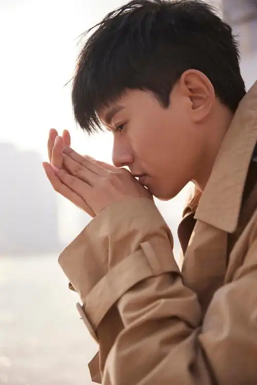 张杰品茶赏月ing##张杰晒自己拍的超级月亮