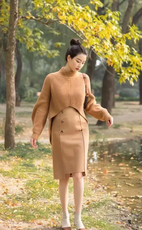 女人过了40岁,多穿毛衣 半身裙,学习"日系温柔知性风"穿搭