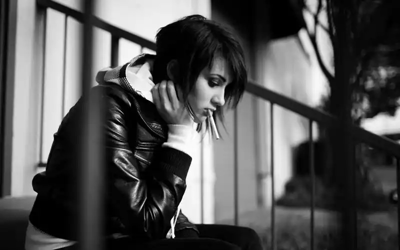 人物美女坐着抽烟艺术设计单色womensittingsmokingmonochrome壁纸