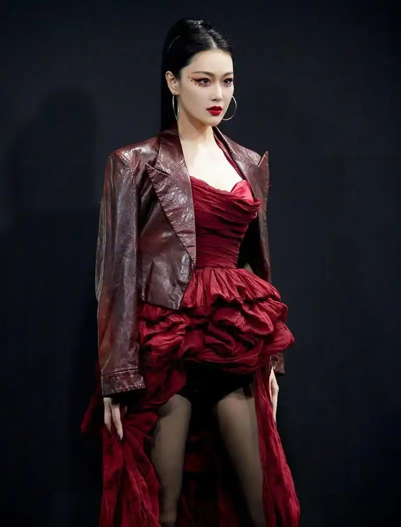 张馨予完全不顾自己军嫂身份化浓妆穿吊带裙大秀火辣身材骨子里的风情