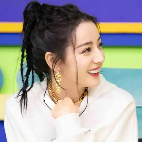迪丽热巴活力气质头像