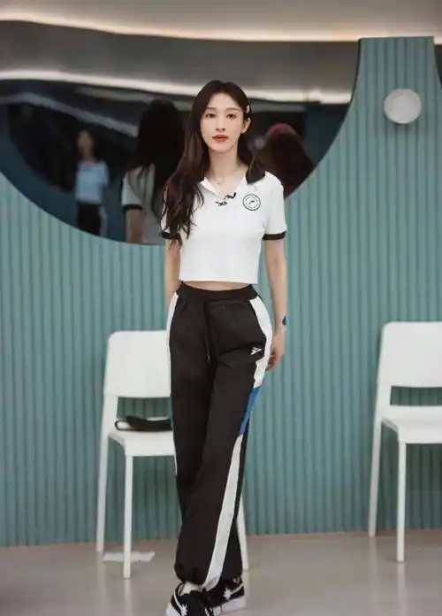 身高腿长惹人羡,被网友戏称"笨蛋美女",女团装太抢眼_身材_张俪_舞台