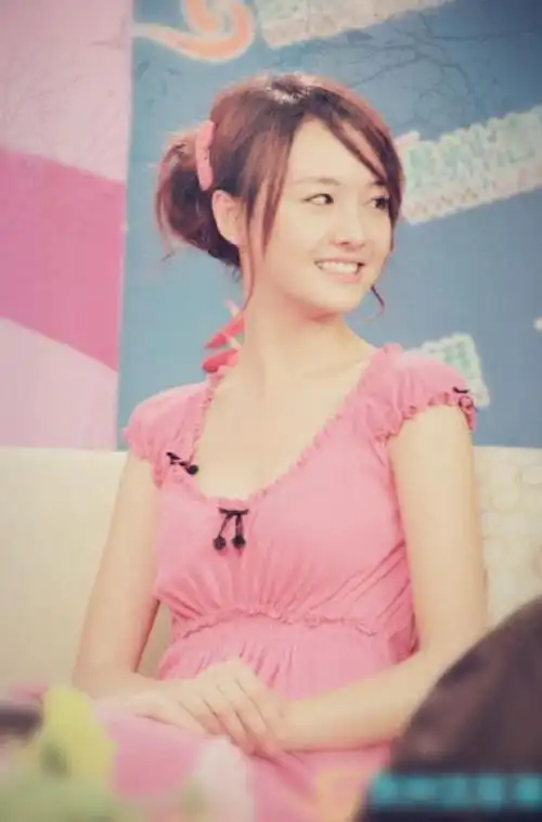 郑爽以前的照片又不是不好看,我觉得很好啊,只是发型不一样了而已.