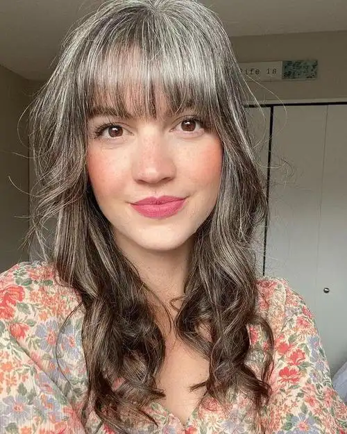 加拿大26岁女子少白头12岁长第一根白发如今习惯满头银发