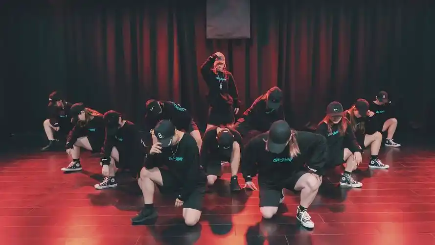 很酷小姐姐们帅炸的街舞您看这样的女孩缺女朋友吗