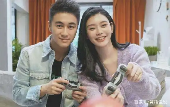 奚梦瑶晒与何猷君合照迎新年相依偎好恩爱朋友晒照助攻撒狗粮