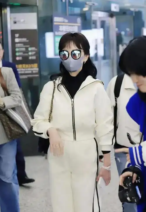 赵雅芝现身机场白色运动套装活力满满看得出这是70岁老奶奶吗