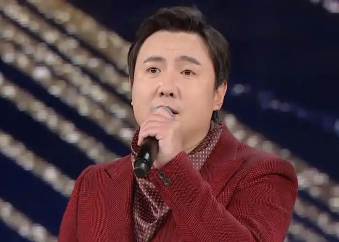 到底是跨界,邓超和沈腾对于自己的词并不熟悉,开场白时一直在看提词器