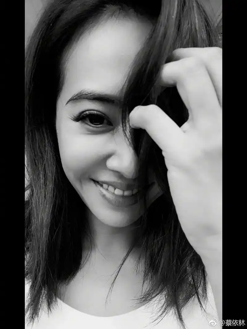 蔡依林晒郊游看樱花自拍头戴棒球帽清纯减龄