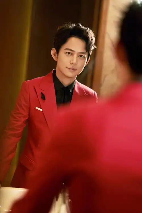 何炅红西装帅气写真图片