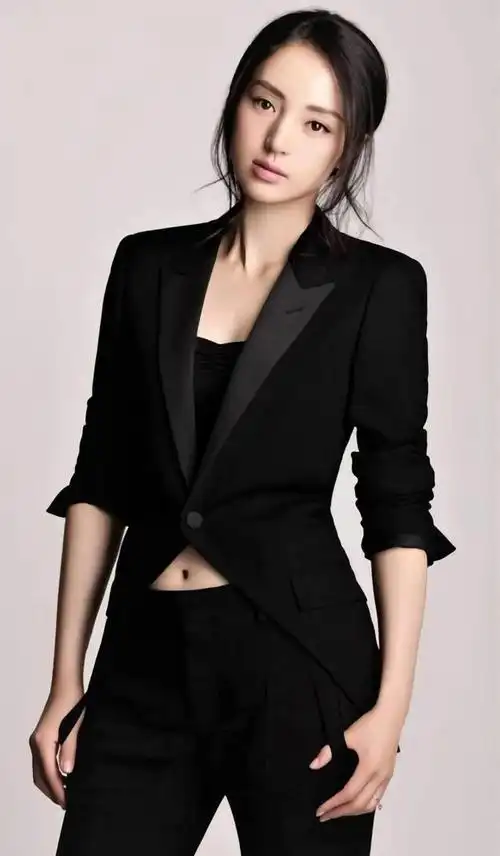 董璇的西装造型干练不是女人味