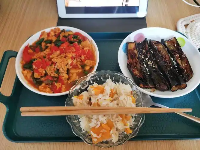 搬家后自己一个人吃饭