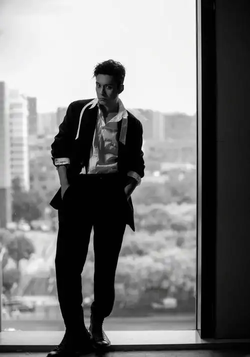 韩东君黑白西装硬朗痞帅时尚图片_布阁拉