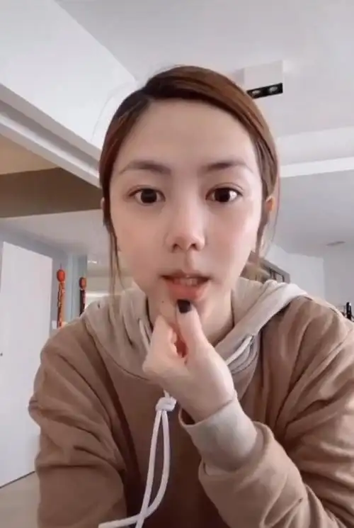 邓紫棋不化眼妆大变样,淡妆露面难认出,圆脸消失瘦成瓜子脸