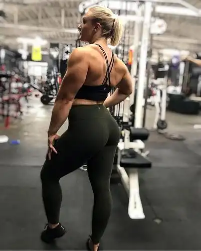 女孩练力量举都是什么体型会很臃肿吗这4位肌肉女告诉你答案