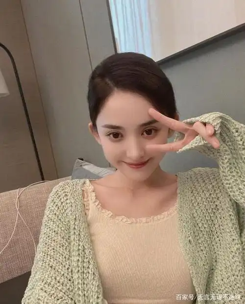 古力娜扎,惬意居家休闲装穿搭,可爱自拍生活照