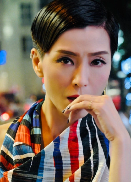 18岁丧父,21岁丧夫,30岁倒追的二婚老公还出轨,伍咏薇怎样了?