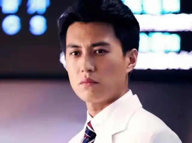 在剧中靳东高冷帅气,在剧外可堪称"师奶杀手".