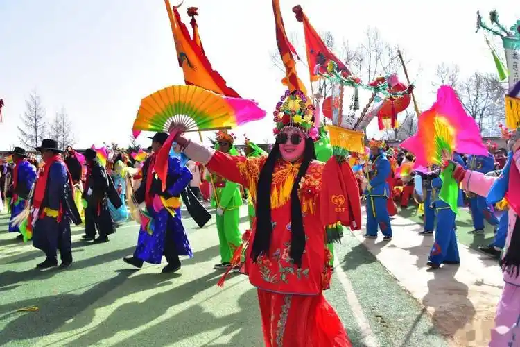 兰州榆中:社火表演闹新春_榆中县_狮子头_群众