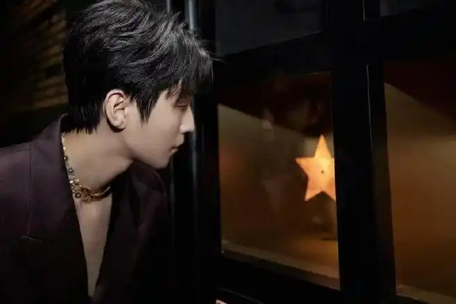 王俊凯品牌活动看展图96! 黑西装v领造型帅的好突出!