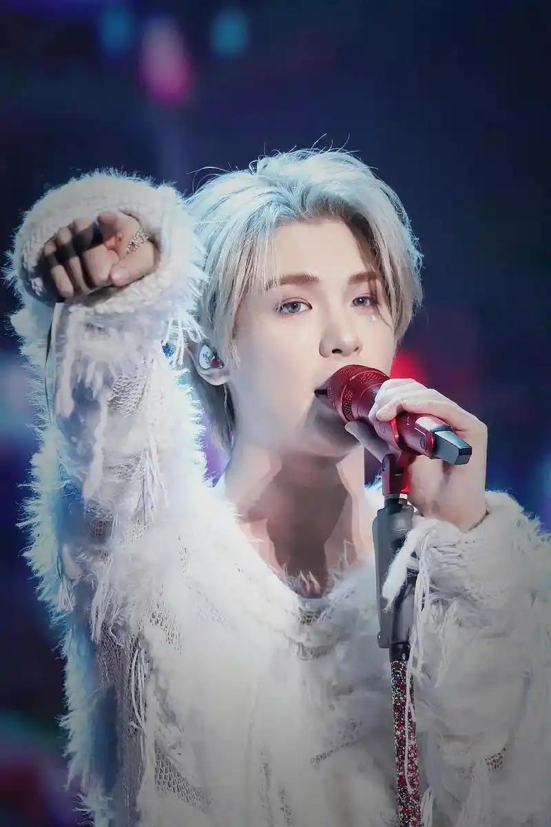 黄明昊演唱会#黄明昊justin 一些绝美瞬间,舞台真的好 - 抖音