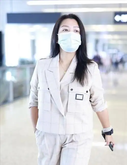 何洁这次穿对了白色格纹西服套装知性干练显瘦又有气场