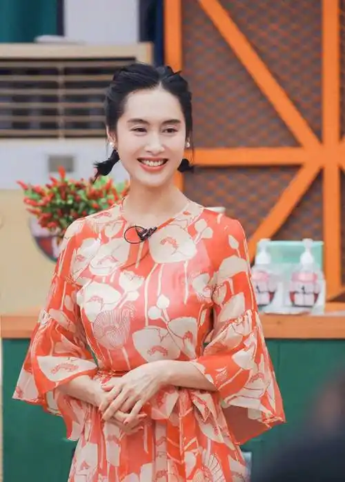 曾经一眼万年的女神朱茵老了,50岁很会"装美",少女心爆棚_时尚_黑色