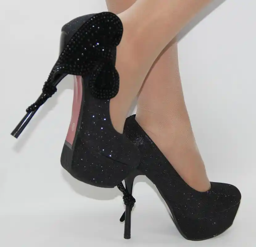 高跟鞋一定要黑色的.而且鞋跟一定要细,长.谢谢!