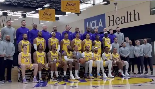 湖人拍全家福佩林卡c位拿球詹皇双手抱肩做鬼脸新援亮相大笑