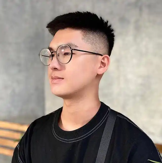 男生秋季发型别乱剪,这4款造型干净利落,谁剪谁帅气