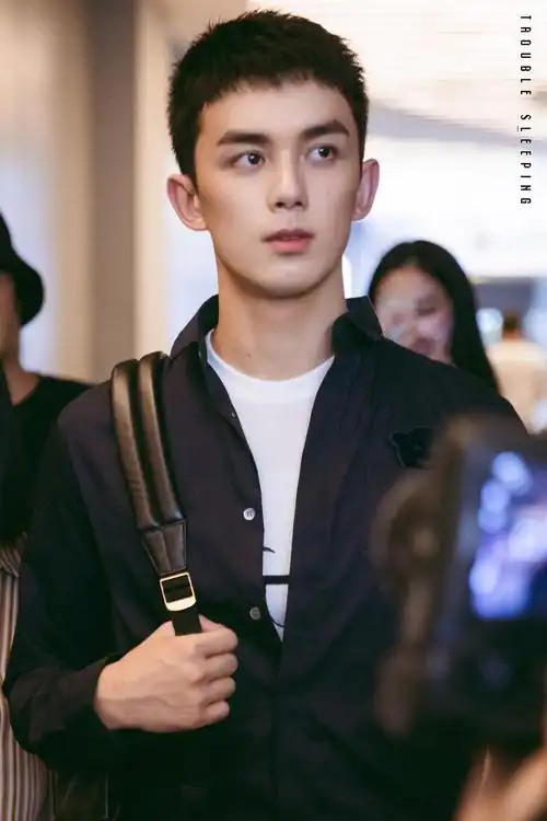 胡先煦不错啊 大家觉得谁的寸头最帅 没找到王俊凯的寸头,有图的可以