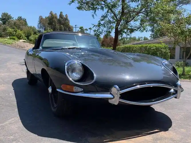 52年车龄 历经三次换手 经典捷豹e-type跑车拍出3.