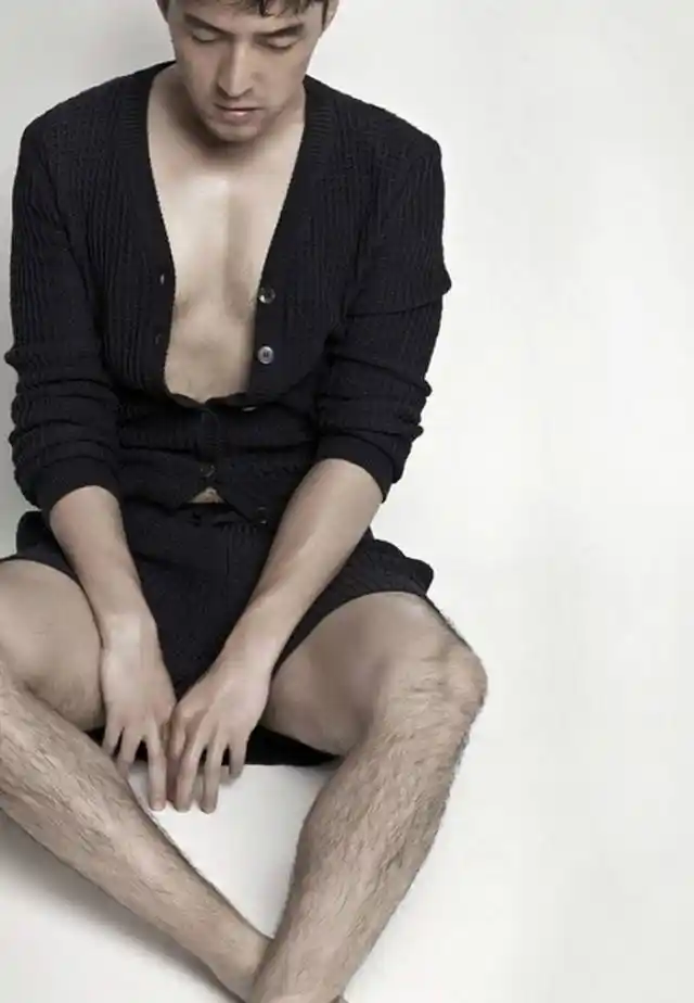 胡歌的腿毛真的又长又粗又黑,隔着屏幕都能感受到慢慢的荷尔蒙,他的