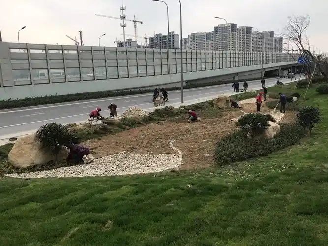 一标:施工作业人员共计29人 雨水花园整改,园路边修整,28人;井标高