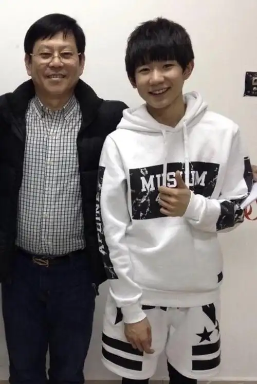 6年来他与王源照了4张合影,王源慢慢成熟,他渐渐变老!