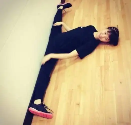 本以为是关晓彤的一字马最美,直到看见了迪丽热巴