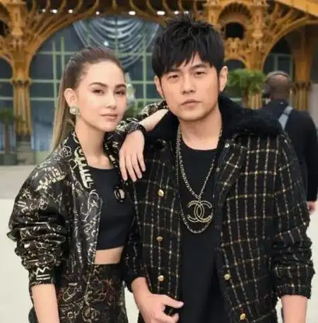 侯佩岑晒全家福,周杰伦发自拍,昆凌发白月光钓鱼