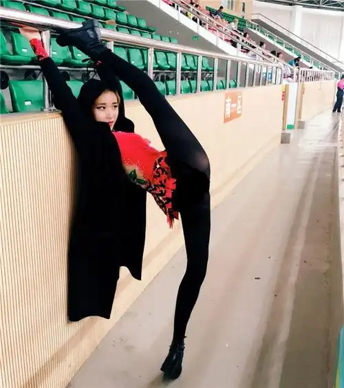 宁泽涛绯闻女友再秀一字马姐姐的腿不是腿是那迷人的湖水