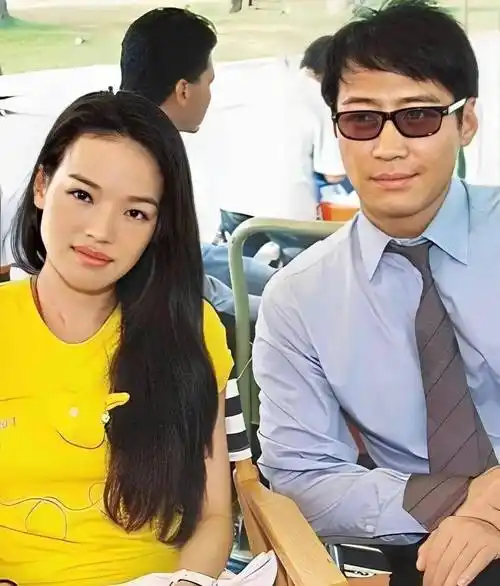 没过几年,黎明与乐基儿离了婚,又与自己的女助手阿wing步入了婚姻.