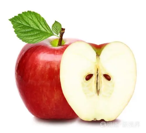 红苹果水果与绿叶和孤立在白色背景上的苹果的一半