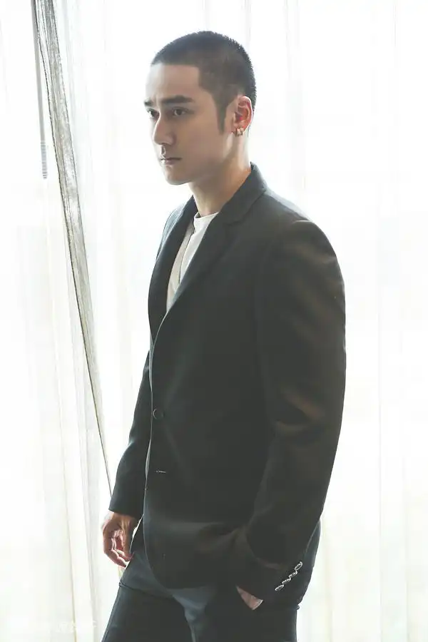 组图:蒋劲夫寸头出席活动显利落 发际线意外抢镜_高清图集_新浪网