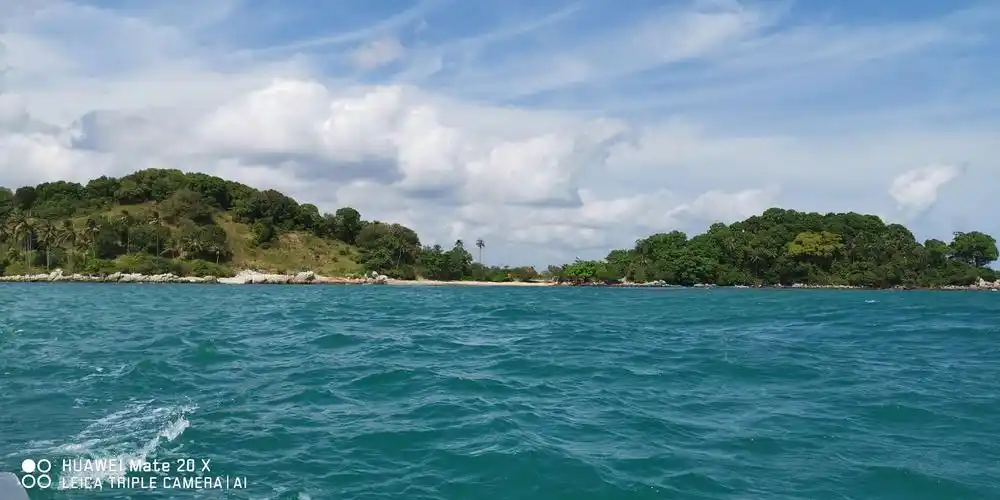 驾船在海中央,看似风平浪静,实则波涛汹涌啊.