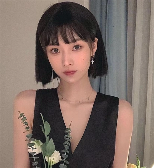 漫画刘海波波头,少女感减龄的刘海搭配个性的一刀切,可盐可甜.