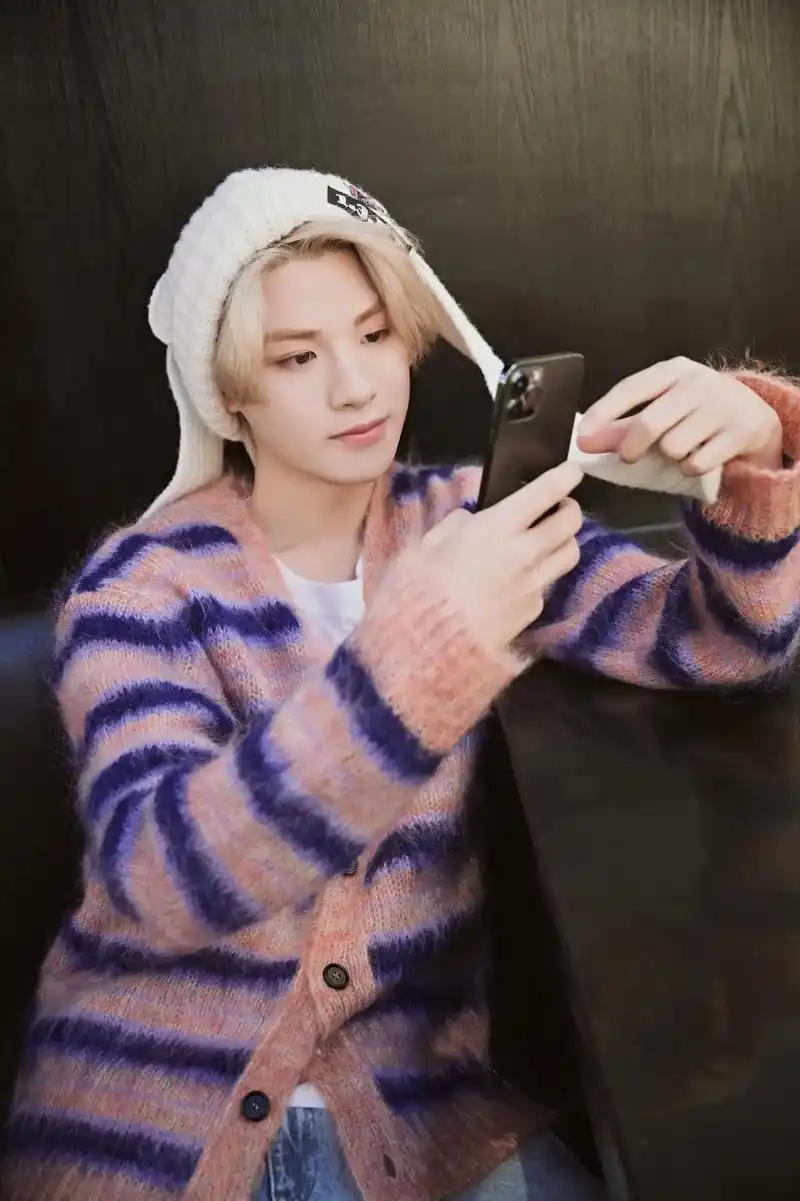 黄明昊justin 9292放饭放萝卜啦!94 #祝你兔年 - 抖音