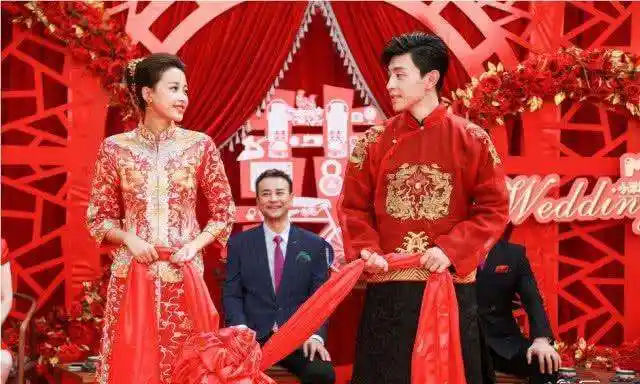 邓伦高调隔空示爱杨紫我可以等她到分手网友祝福你们