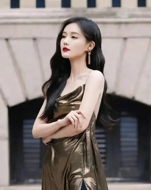 李一桐身着一袭吊带开叉长裙性感的腰臀比太惊艳了