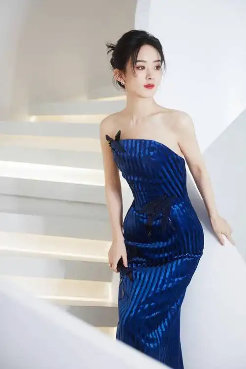 抹胸连衣裙实在太有魅力了,真的很喜欢赵丽颖这种气质,岁月静好