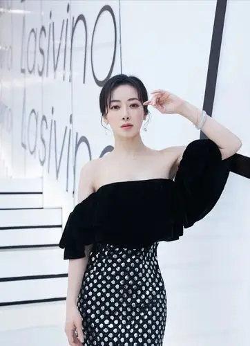 原创陈紫函美的真高调白色深v礼裙穿出3d感柳腰丰臀迷死人