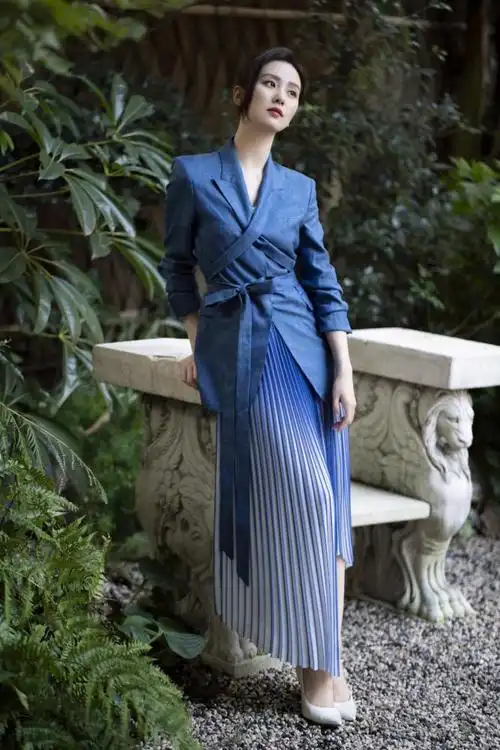 刘诗诗穿衣有一套!全身白色系优雅搭配美腻了,不愧是气质小仙女